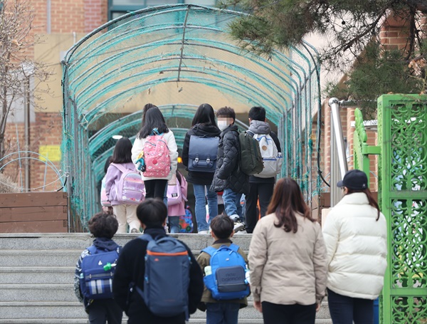개학 이후 서울 유치원과 초·중·고등학교에서 코로나19 확진자가 증가하는 가운데 11일 오전 서울의 한 초등학교에서 학생들이 등교하고 있다.