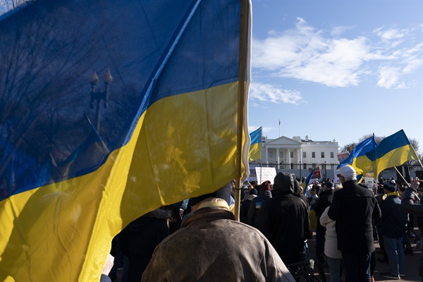 지난 13일(현지시각) 미국 워싱턴D.C. 백악관 근처 라파예트 공원에서 시민들이 러시아의 우크라이나 침공 반대 시위를 벌이고 있다.