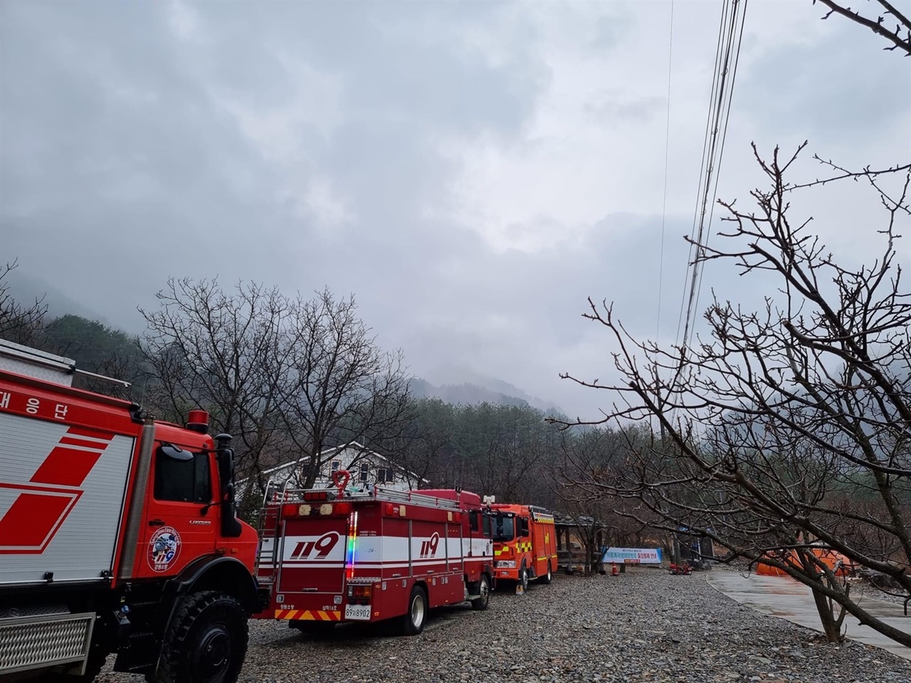 삼척산불이 가곡면 응봉산을 넘어 덕풍계곡으로 향하자 삼척소방서가 산불감시를 위해 덕풍계곡 덕풍마을에 이동설치한 구조통제단.