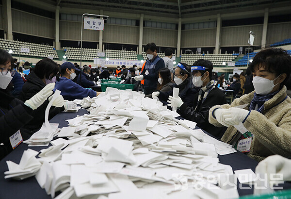  명지대학교 체육관에 마련된 기흥구 개표소에서 개표사무원들이 개표를 하고 있다.