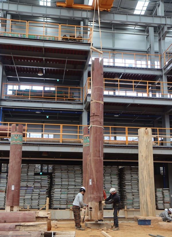 지난 10일 진남관 덧집 내부에서는 70개의 기둥 중 바깥기둥(외진주) 40개 세우는 작업을 마쳤다.