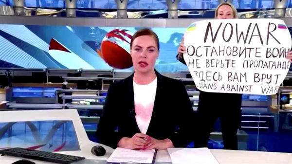 러시아 국영TV '채널 원'에서 생방송 뉴스 리포팅 중 한 직원이 '전쟁 반대(NO WAR)'라고 적힌 팻말을 들고 등장했던 모습.
