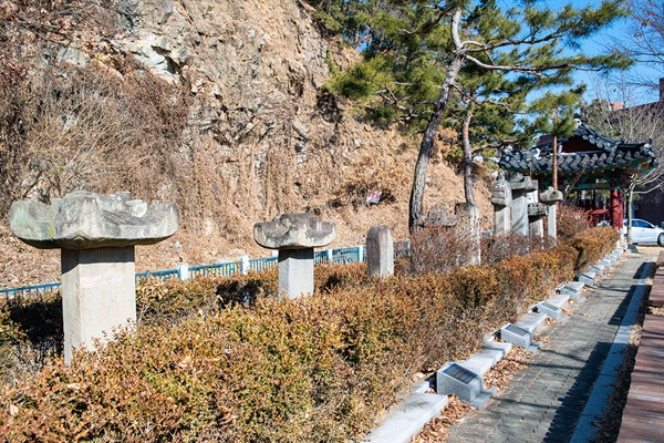  인동도서관 뜰에는 사라질 위기에 처한 역대 현감과 부사의 선정비, 불망비, 거사비 등의 비석을 옮겨와 한자리에 모아 놓았다.
