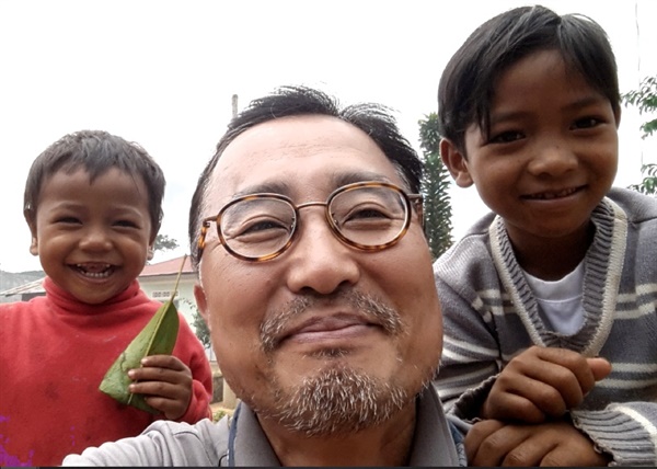 김재민 작가가 베트남 아이들과 함께 찍은 사진.