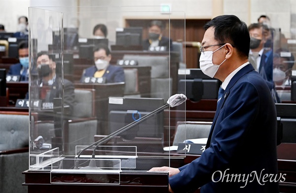 박남춘 인천시장이 3월 16일 인천시의회 본회의장에서 열린 '제278회 임시회 제2차 본회의'에서 의원들의 시정질문에 답변하고 있다.
