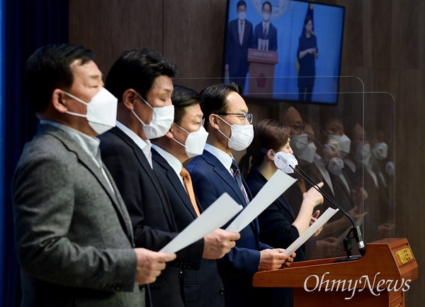 국회 정치개혁특별위원회 야당 간사인 조해진 국민의힘 의원 및 국민의힘 정개특위 위원들이 16일 오후 서울 여의도 국회 소통관에서 정개특위 관련 기자회견을 열고 광역의원 정수조정 및 선거구획정 지연에 대한 입장을 밝히고 있다. 사진은 왼쪽부터 박성민, 강대식, 정점식, 조해진 의원.