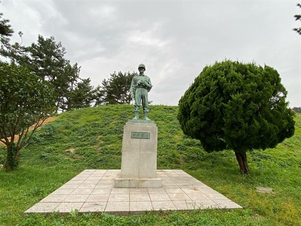 남해군민공원에 조성된 4.3학살의 주범인 박진경 대령 동상