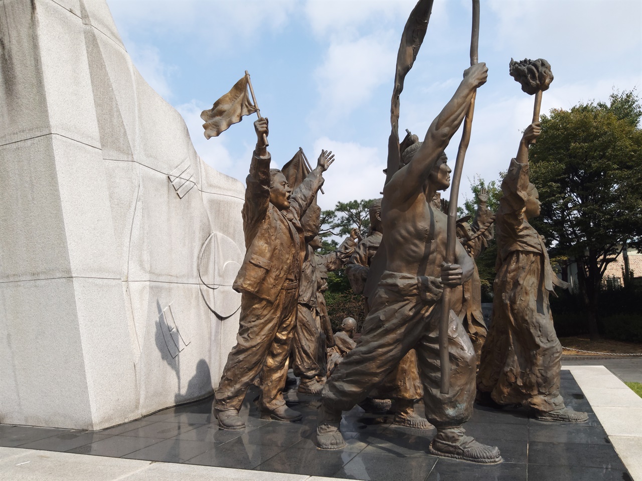 천안시 아우내장터에  "그날의 함성" 에 설치된 동상에 양복과 구두, 나비넥타이를 맨 조병옥 동상(철거전)
