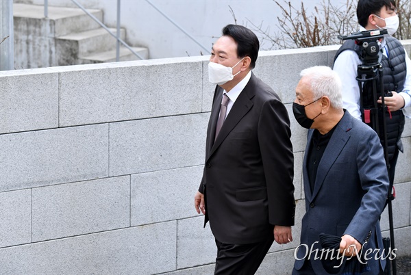 윤석열 대통령 당선인이 17일 서울 종로구 통의동 집무실을 나서 김한길 국민통합위원회 위원장 등과 함께 점심 식사를 하기 위해 식당으로 이동하고 있다.