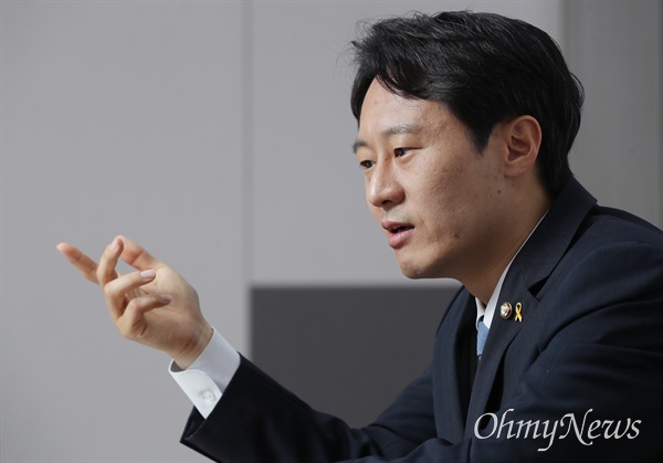 이탄희 더불어민주당 의원이 17일 서울 여의도 국회 의원회관에서 대선 평가 및 더불어민주당 향후 쇄신 방향에 대해 '오마이뉴스'와 인터뷰 하고 있다. 