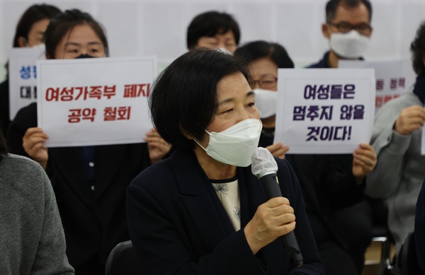 장하진 전 여성가족부 장관이 17일 서울 영등포구 여성미래센터에서 열린 성평등 정책 강화 요구 선언문 발표 기자회견에서 발언하고 있다