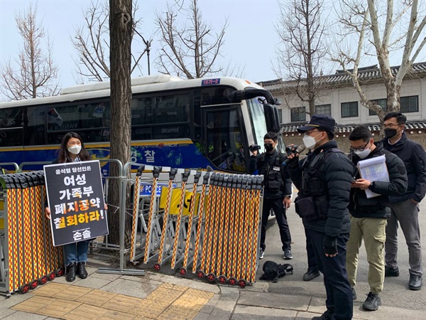 경찰이 진보당 손솔 전 인권위원장의 '여성가족부 폐지 공약 철회' 1인 시위를 제지하고 있다.