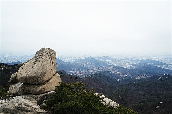 문수봉 아래 두꺼비바위와 서울시내 풍경