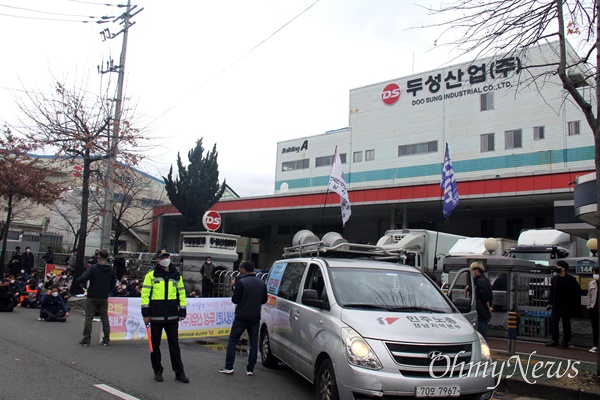  민주노총 경남본부는 3월 18일 중식시간에 창원 두성산업 앞에서 "급성 간 중독 발생 시킨 두성산업 규탄 집회"를 열었다.