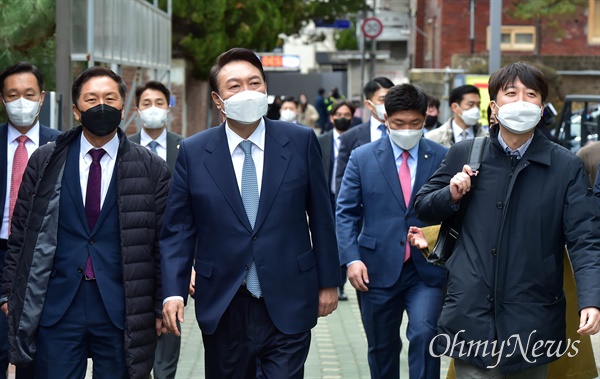 제20대 대통령직 인수위원회 현판식이 18일 종로구 효자로 인수위원회 건물 현관입구에서 윤석열 당선자 등이 참석한 가운데 열렸다.