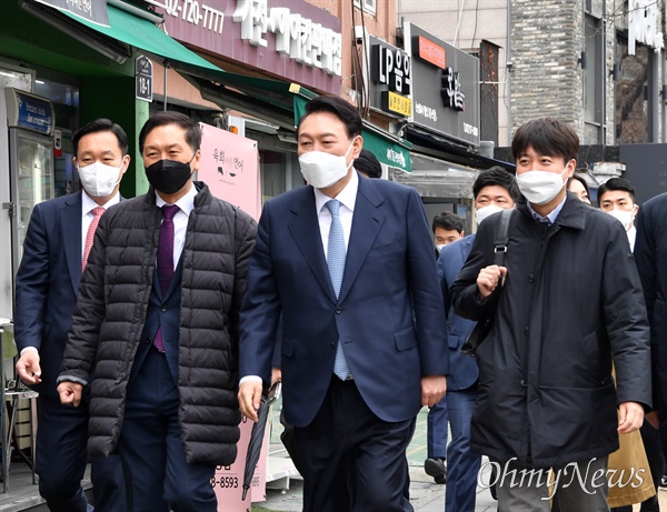 제20대 대통령직 인수위원회 현판식이 18일 종로구 효자로 인수위원회 건물 현관입구에서 윤석열 당선자 등이 참석한 가운데 열렸다.