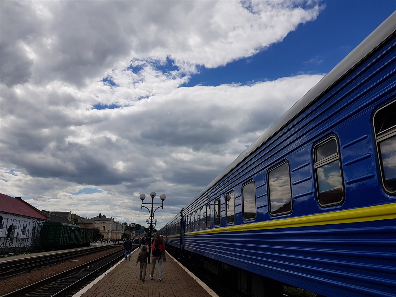 우크라이나 국기색의 기차
