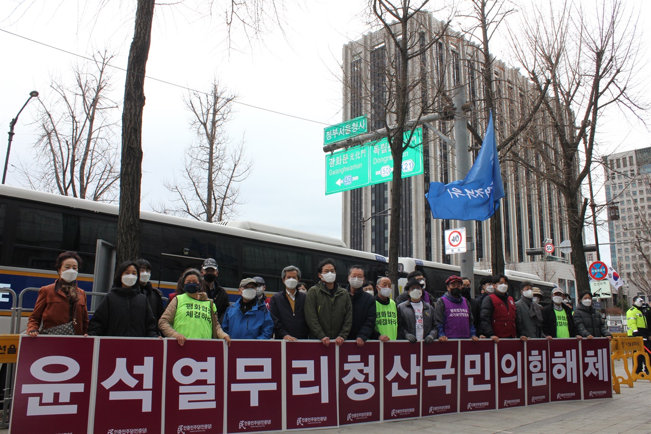 3월 18일 오전 대통령직 인수위원회 현판식이 열리던 시간 건물 밖에서는 선제타격 규탄 기자회견이 열리고 있다. 