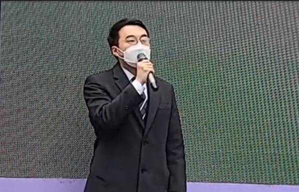 김남국 의원이 18일 오후  서울 여의도 당사 앞 민주당 개혁 촉구 촛불집회에서  발언을 하고 있다.