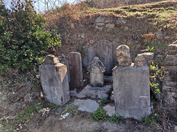 여도진 비석군으로 새마을 당시 주민들이 한 곳에 모아놓은 것이다. 