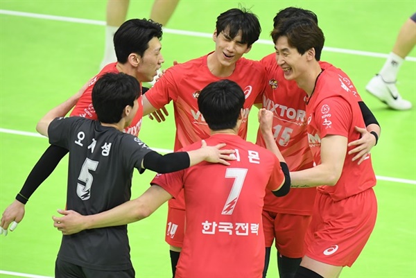  남자프로배구 한국전력 선수단이 득점 후 기뻐하고 있다