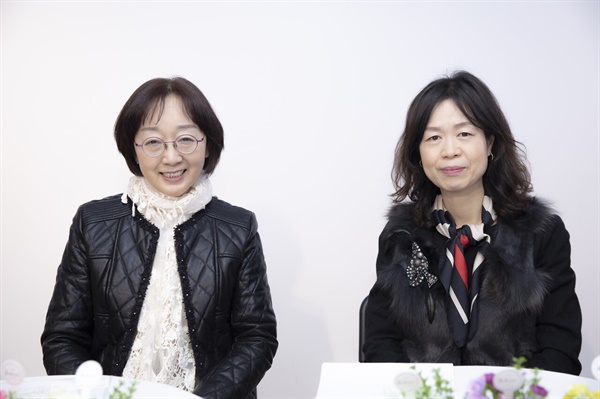 한국생활 29년을 맞이하는 사와이 구미꼬씨(왼쪽), 인터뷰 진행을 맡은 최순자 씨. (사진 : 정민구 기자)