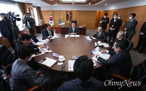  윤석열 대통령 당선인(가운데)이 21일 오전 서울 종로구 통의동 대통령직 인수위원회 사무실에서 경제 6단체장들과 오찬 회동을 하고 있다.