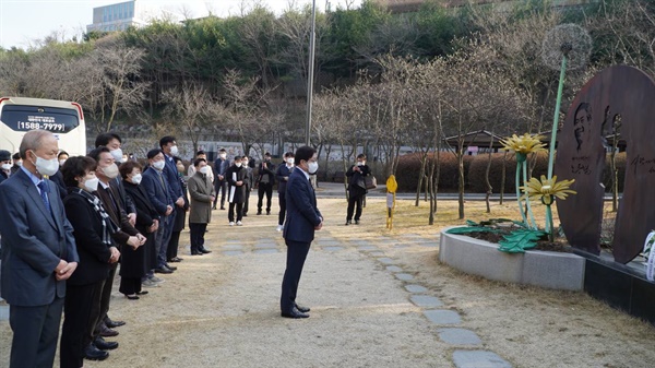  염태영 경기도지사 예비후보는 21일 오전 경기도지사 출마 선언에 앞서 수원시 연화장에 위치한 노무현 전 대통령의 추모비를 참배하고 각오를 다졌다.