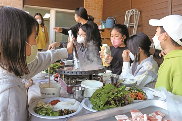 충북 옥천군 안남면 청정리 안남배바우작은도서관에서 청소년들이 함께 점심 식사를 하고 있다.