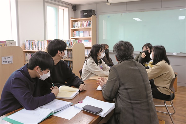 충북 옥천군 안남면 청정리 안남배바우작은도서관 청소년 운영위원회가 회의를 하는 중이다.