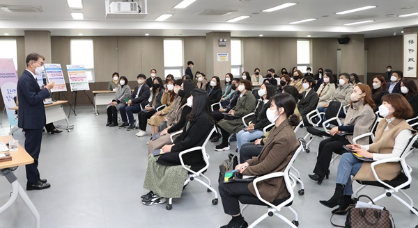 박종훈 교육감은 21일 진주교육지원청에서 열린 지역교육업무협의회에서 학부모들을 만났다.