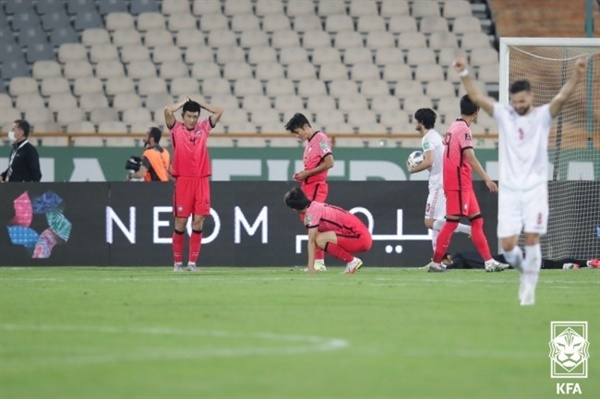 한국 대표팀 지난해 10월 이란과의 원정 경기에 나선 한국 대표팀 선수들이 이란에게 동점골을 내준 이후 아쉬워하고 있다. 