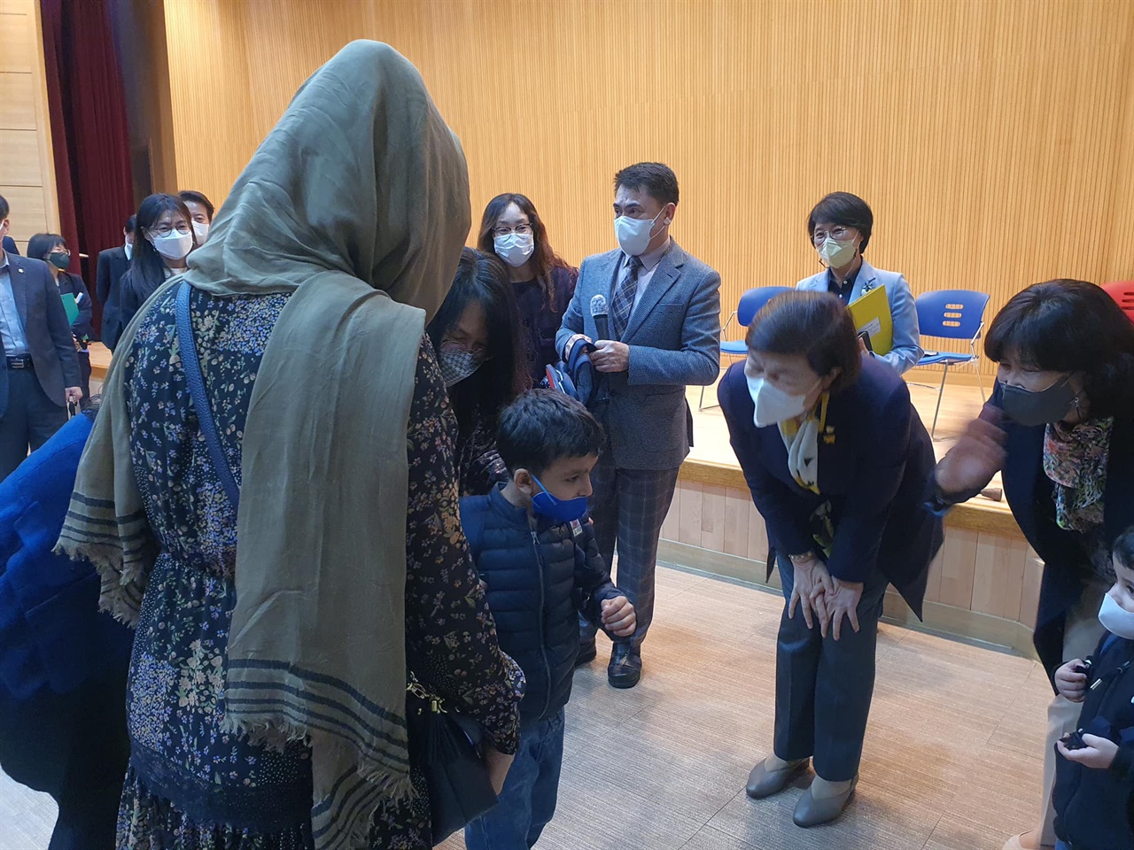 지난 16일 열린 아프가니스탄 학부모 설명회에서 노옥희 교육감이 한 학부모와 자녀에게 인사를 건네고 있다.