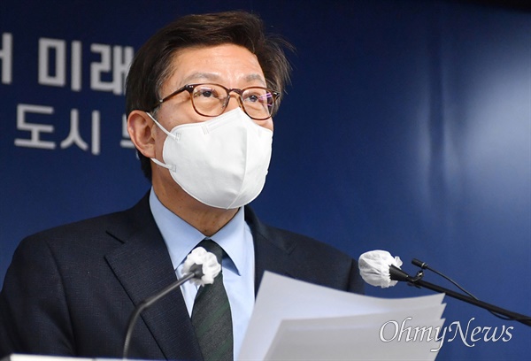 박형준 부산시장이 22일 부산시청 기자회견장에서 공공주거 복지 관련 정책을 발표하고 있다. 