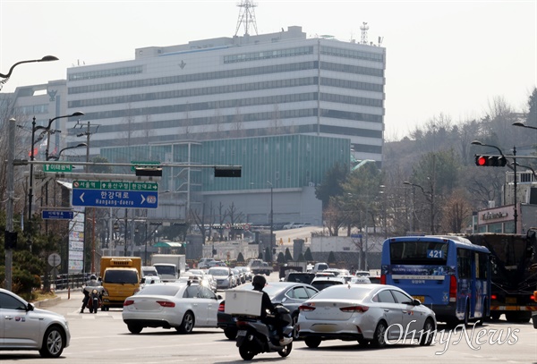  윤석열 대통령 당선인이 대통령 집무실을 청와대에서 국방부 청사로 이전하는 계획을 발표한 가운데, 지난 3월 22일 오전 서울 용산구 국방부 앞에 차량들이 지나가고 있다. 국방부 앞 삼각지역 교차로는 출퇴근시 잦은 교통 체증을 빚고 있다.