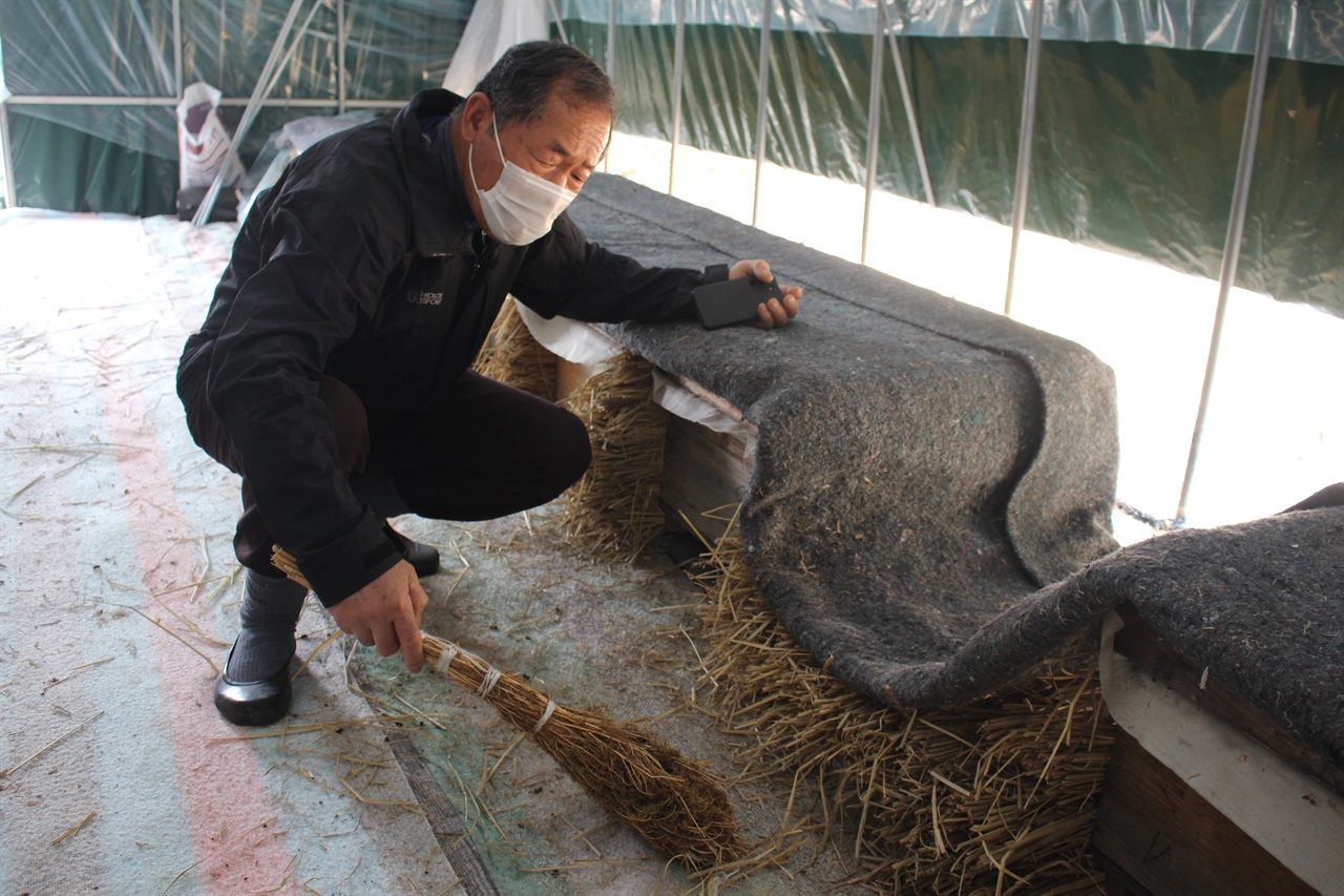 사진1) 21일, 적성면 율지마을에서 양봉을 하고 있는 공계현씨가 피해 입은 벌통을 빼 내고, 주변을 정리하고 있다.