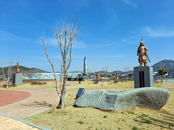  쌍충사 뒷편에는손죽도에서  왜구와 싸우다 전사한 이대원 장군과 부산포 해전에서 전사한 정운 장군의 동상이 있다. 두 분 모두  녹도만호 출신이다.  손죽도는 현재 여수 관할이지만 당시에는 고흥 관할이었다.