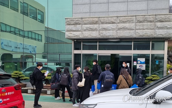 부산고용노동청이 3월 23일 아침 김해 대흥알앤티에 대해 압수수색에 들어갔다.