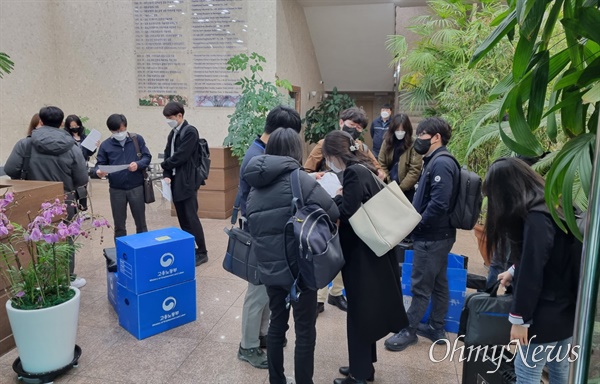 부산고용노동청이 3월 23일 아침 김해 대흥알앤티에 대해 압수수색에 들어갔다.