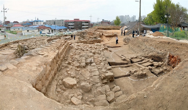 태안읍성 복원정비사업에 앞서 발굴조사를 하고 있다.
