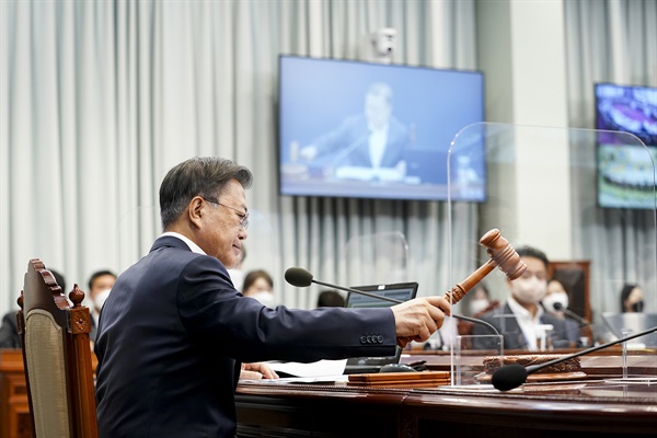 문재인 대통령이 22일 오전 청와대 여민관에서 열린 영상국무회의에서 개의 선언을 하고 있다. 