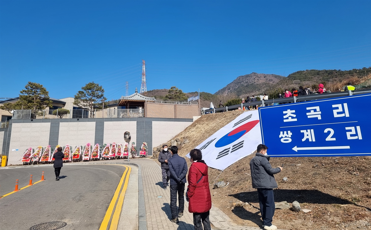 박근혜씨가 입주할 예정인 대구시 달성군 유가읍 쌍계리 자택에 찾아온 지지자들이 주변을 둘러보고 있다.