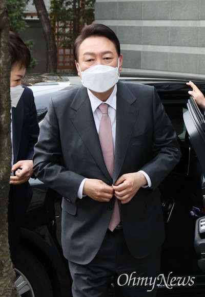 윤석열 대통령 당선인이 23일 오전 서울 종로구 통의동 집무실로 출근하고 있다.