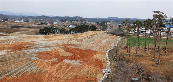김한근 강릉시장 친인척 명의의 구정면 학산리 임야 7500여평 (2만4847m²)에서 진행되던 대규모 성토 공사. 현재는 중단됐다. 