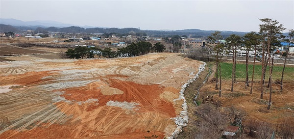  김한근 강릉시장 친인척 명의의 구정면 학산리 임야 7500여평 (2만4847m²)에서 진행되던 대규모 성토 공사. 현재는 중단됐다. 