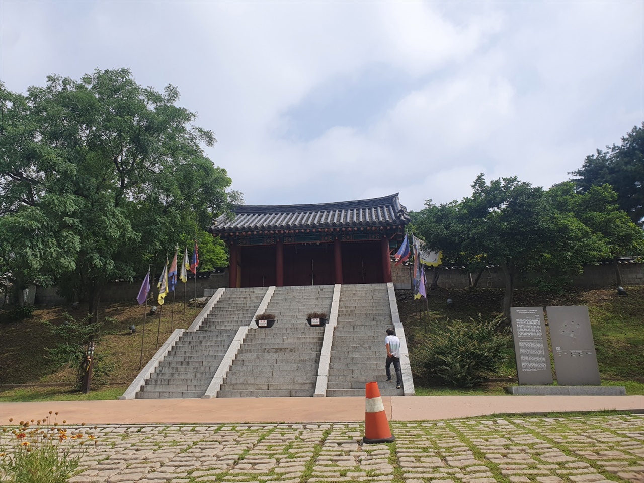 고려궁지의 입구 고려왕조는 몽골의 침략을 피해 강화를 임시수도로 삼아 항쟁을 이어나갔다. 조선시대에 들어와 터만 남은 궁궐을 유수부와 외규장각을 설치했다.