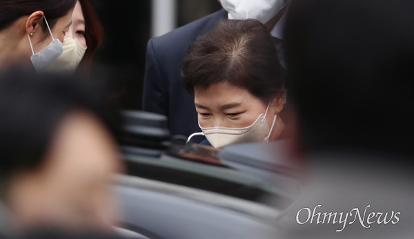 지난해 12월 특별사면을 받아 같은 달 31일 0시 석방된 후 삼성서울병원에서 치료를 받아온 전직 대통령 박근혜 씨가 24일 퇴원, 차량에 탑승하고 있다.  