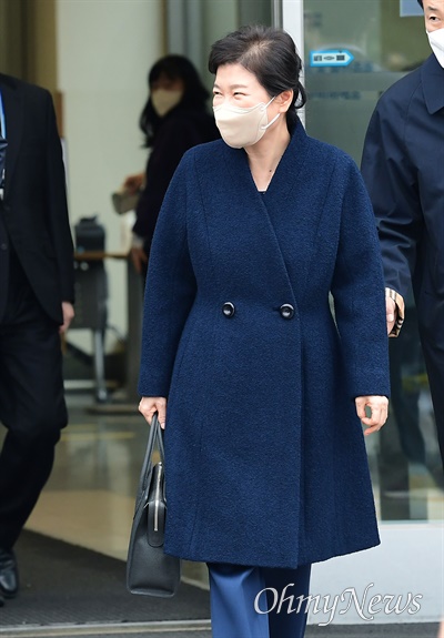 지난해 12월 특별사면을 받아 같은 달 31일 0시 석방된 후 삼성서울병원에서 치료를 받아온 전직 대통령 박근혜 씨가 24일 오전 퇴원하고 있다.