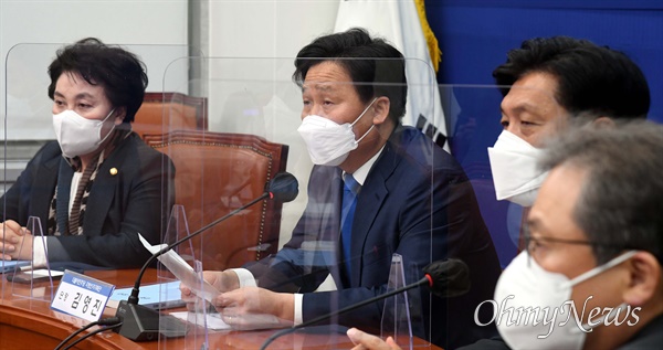 김영진 더불어민주당 지방선거기획단 단장이 24일 국회에서 열린 1차회의에서 인사말을 하고 있다.