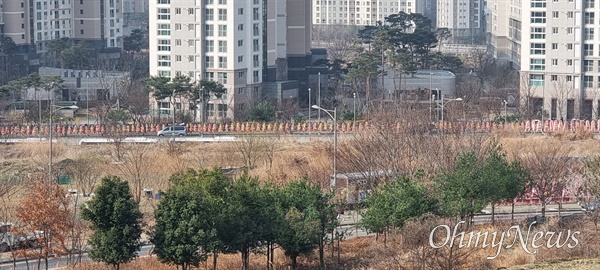  24일 전직 대통령 박근혜씨가 퇴원 후 입주할 대구 달성군 자택 앞 풍경. 저 멀리 늘러선 화환이 보인다.